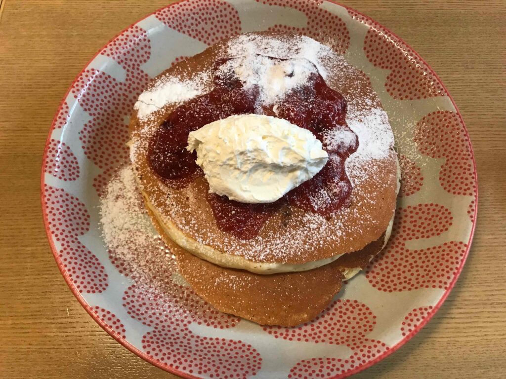 C&C BREAKFAST OKINAWA　沖縄　朝食　ストロベリーソーススフレパンケーキ