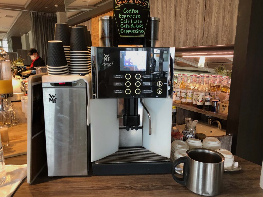 コーヒーはお部屋へ持って帰ることもできます。(カフェインレスはありません。)