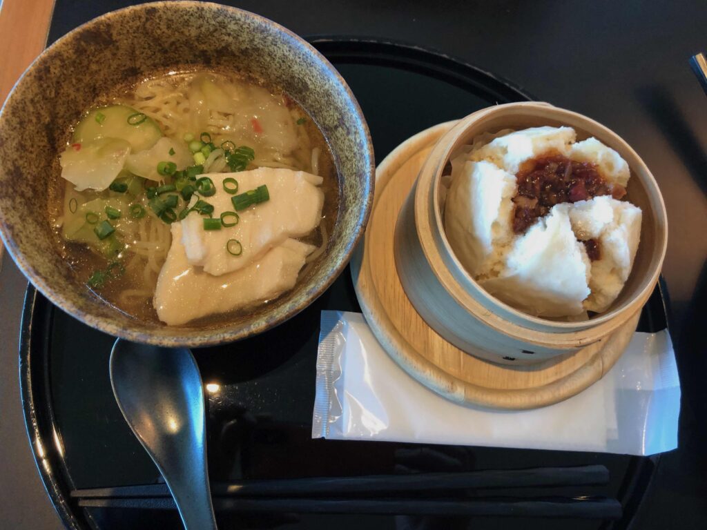 鶏ザーサイ麺とチャーシューまん
どれもこれも美味しいです！