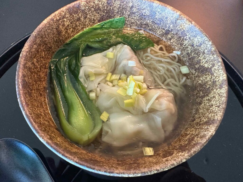 ワンタン麺
坦々麺同様、超美味しいです！