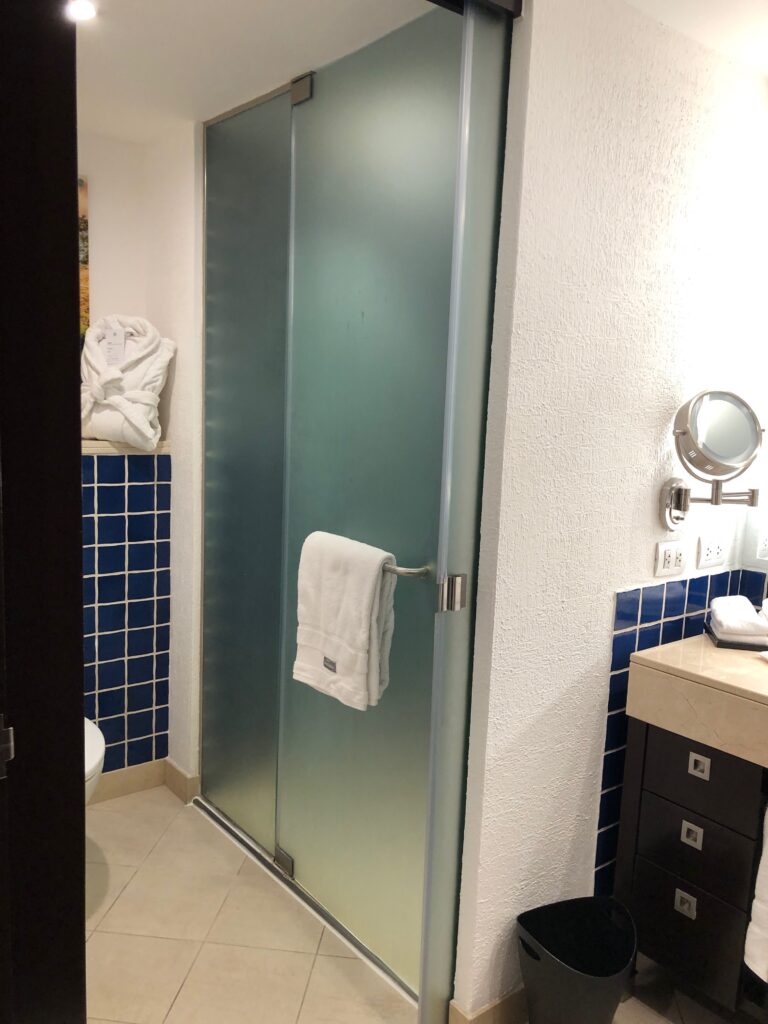 洗面台の左側にトイレとシャワールーム。トイレを撮り忘れましたが、水洗です。トイレットペーパーも流せます！