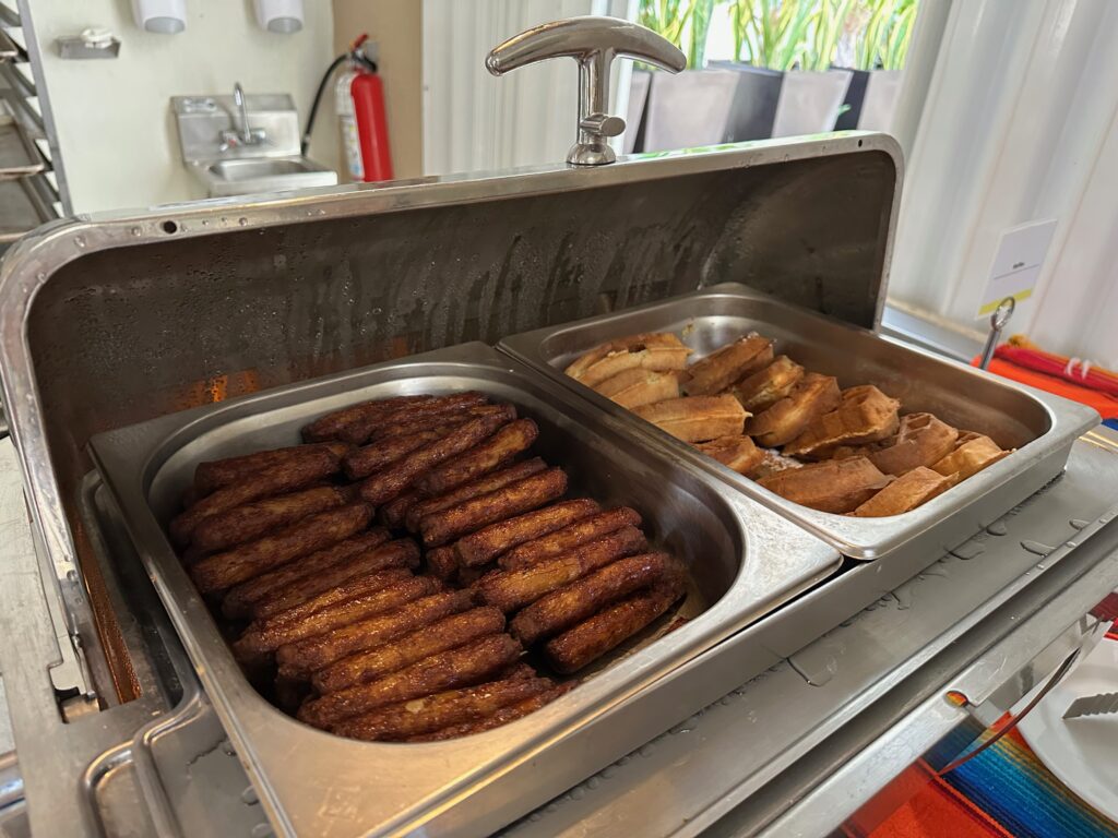 屋外：ハッシュポテトとワッフル…だったかな